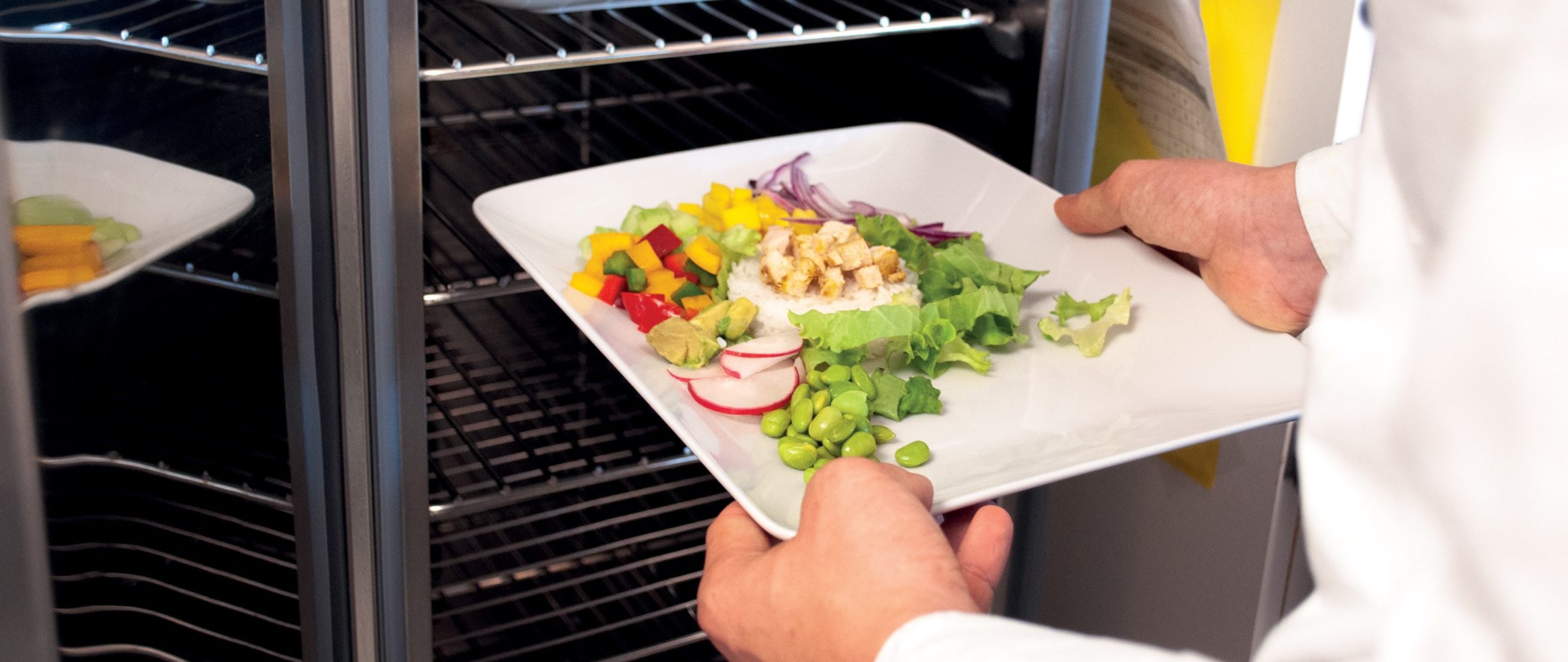 Plat De Salade Et De Pâtisserie De Finissage De Cuisinier De Chef